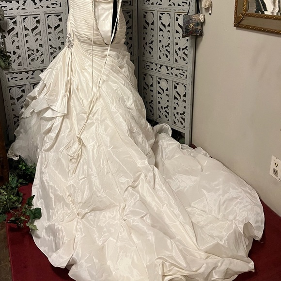 MAGGIE SOTTERO AMAZING WHITE SILKY SMOOTH WITH LACE & TRAIN WEDDING DRESS GOWN - Picture 6 of 16